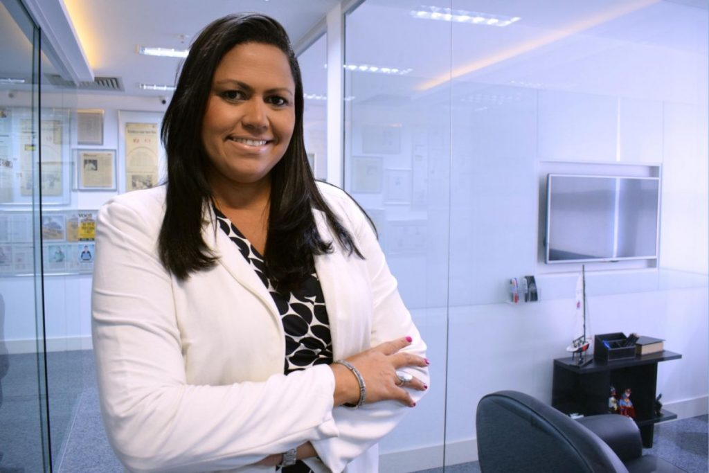 Aline Soares, consultora de relacionamento na ETALENT Aline Soares, consultora de relacionamento na ETALENT