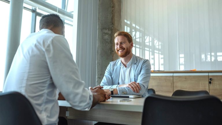 dois executivos conversando para representar um plano de Desenvolvimento Individual (PDI)