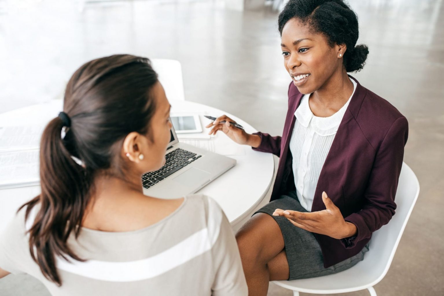 duas mulheres executivas conversando para simular o que é Coaching, mentoring e counseling