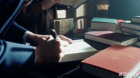 Homem autografando livros