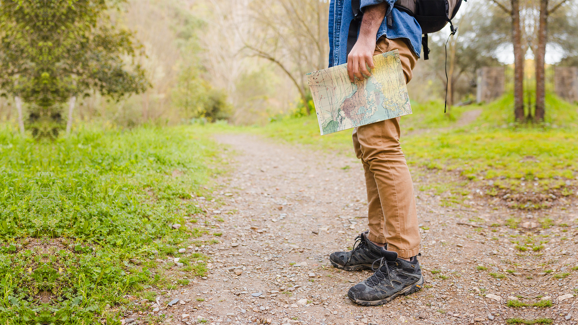 Homem em uma estrada para simular a ecologia humana