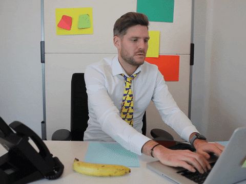 Homem confundindo um tablet e uma banana com o telefone