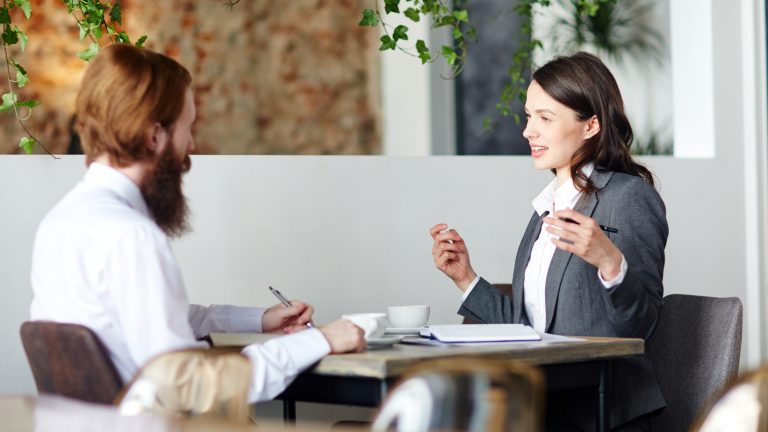 Dois executivos conversando sobre o Feedback