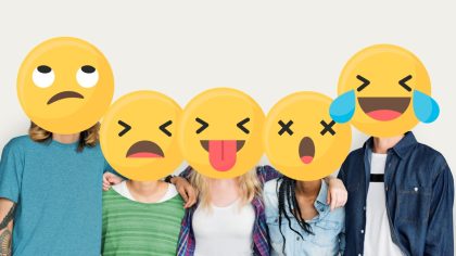 Foto de pessoas abraçadas em linha e com emoticons tapando seus rostos para simbolizar a comunicação não-verbal