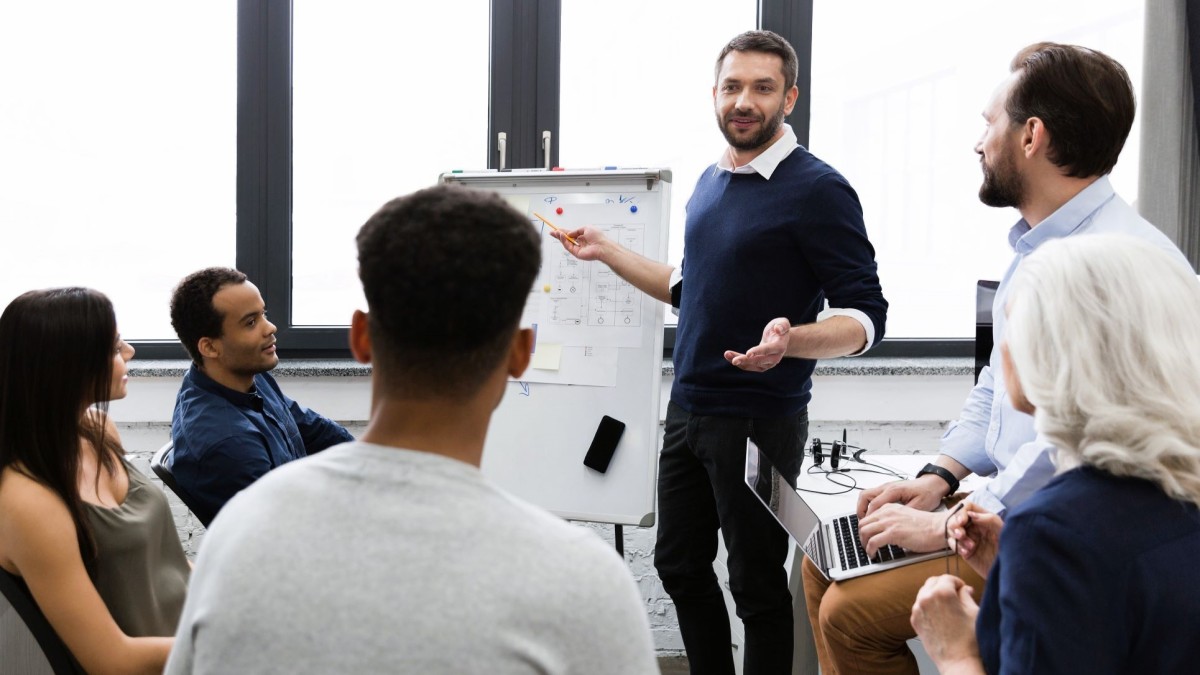 grupo de executivos em uma reunião falando sobre liderança ágil