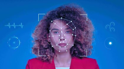 Foto de uma mulher com o rosto sendo escaneado para representar a Inteligência Artificial no RH