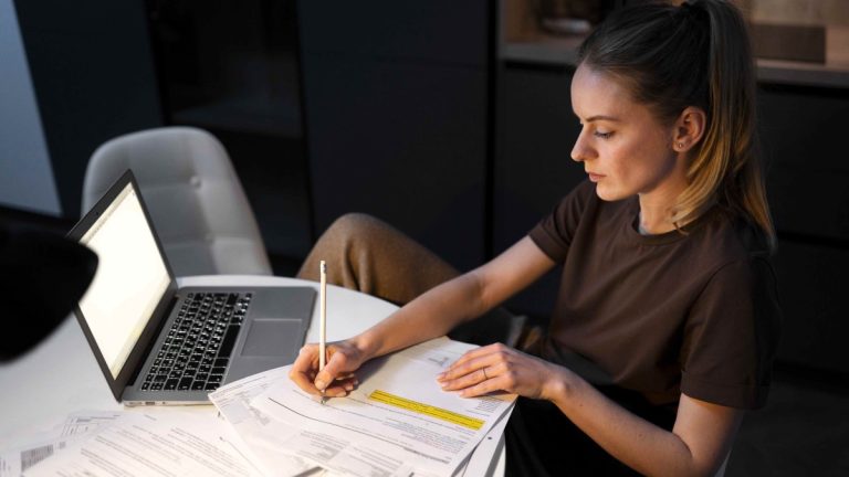 Profissional de uma empresa realizando um processo de Upskilling