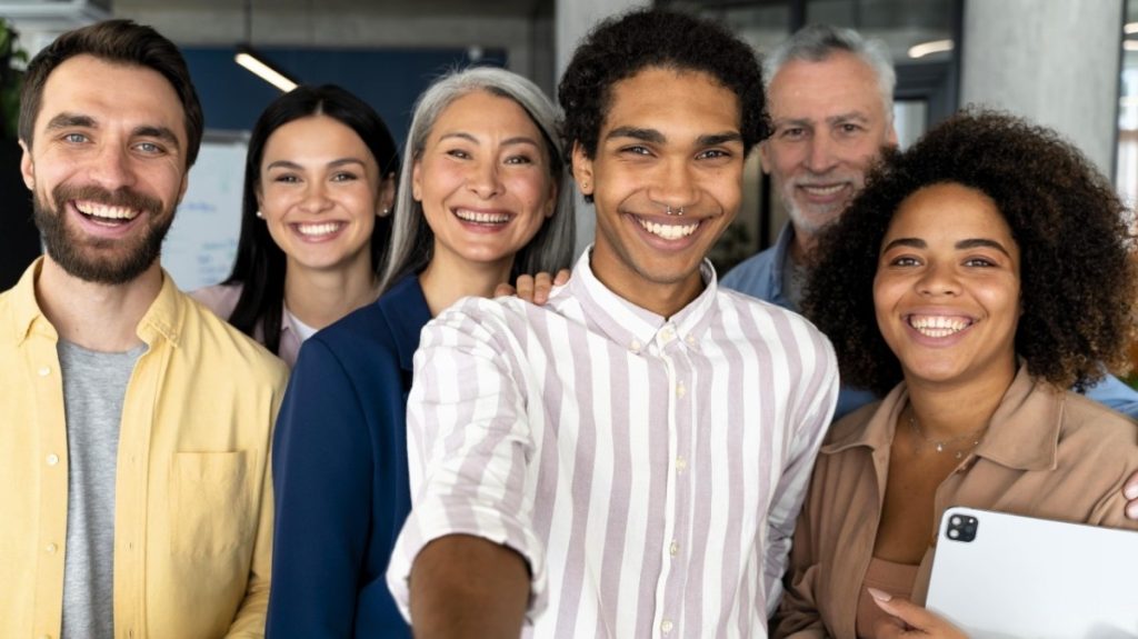 Imagem de pessoas diferentes em um ambiente corporativo, mostrando a diversidade dos profissionais