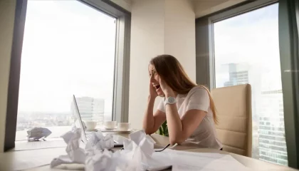 Pessoa em ambiente corporativo com medo de fracassar e não ser capaz de dar conta de todas as suas demandas