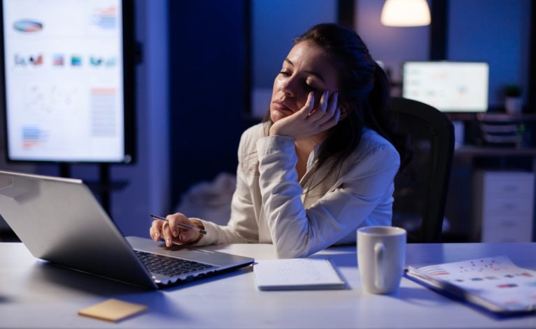 Profissional que não sabe os limites entre ser workaholic ou produtivo