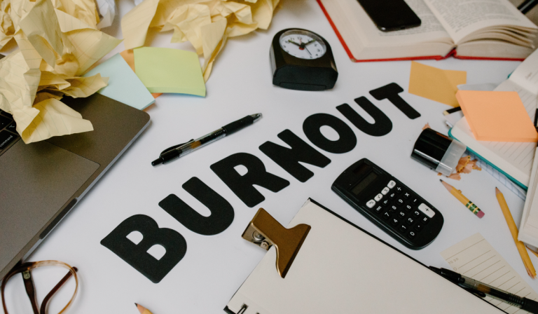Burnout no trabalho: os sinais que antecedem o afastamento dos colaboradores